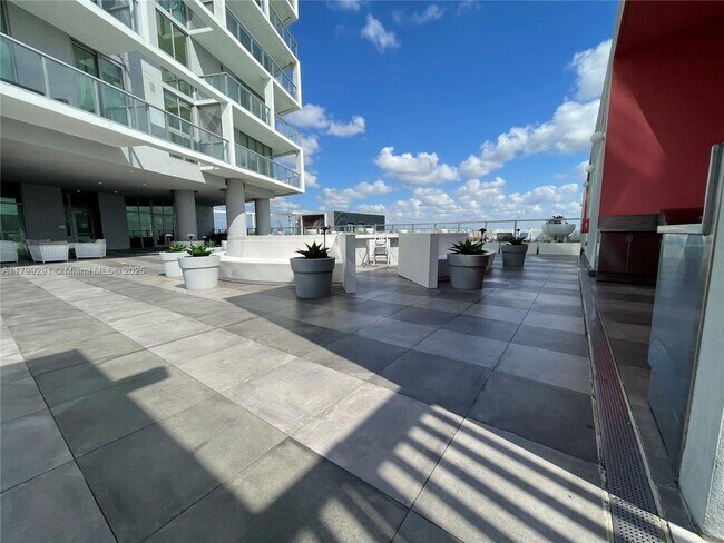 Building Photo - 2000 Metropica Wy