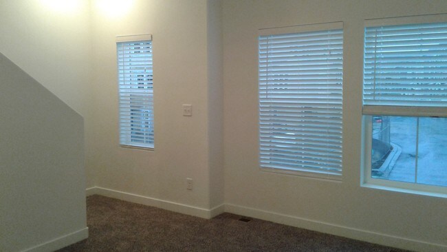 Building Photo - 688 E 380 N