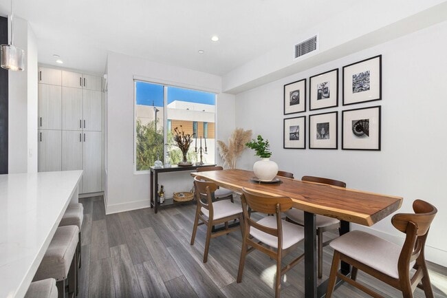 Building Photo - Beautiful upgraded 3 bedroom townhome with 2 car garage!