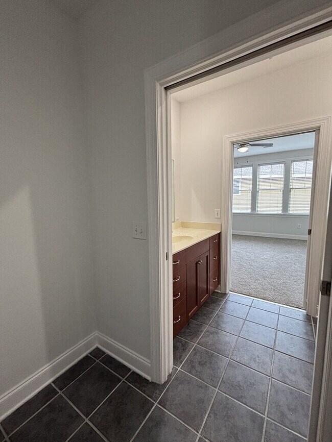 Building Photo - 5565 Colonial Chatsworth Cir