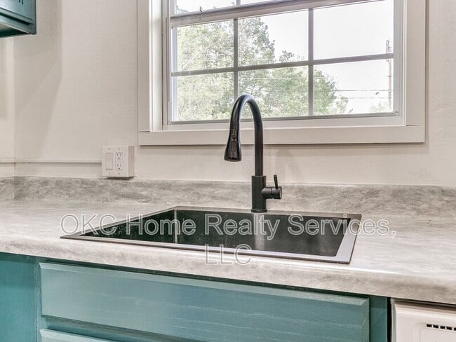 Building Photo - 1812 W Noble Ave