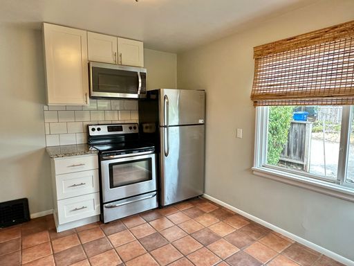 Building Photo - New Price! Beautiful 3 Bedroom home in des...