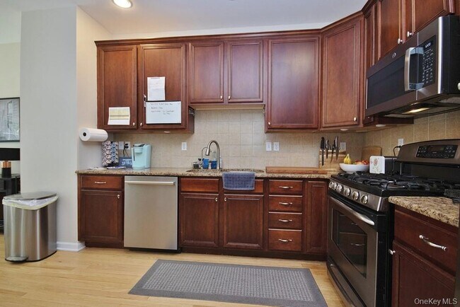 Building Photo - 836 Huntington Dr