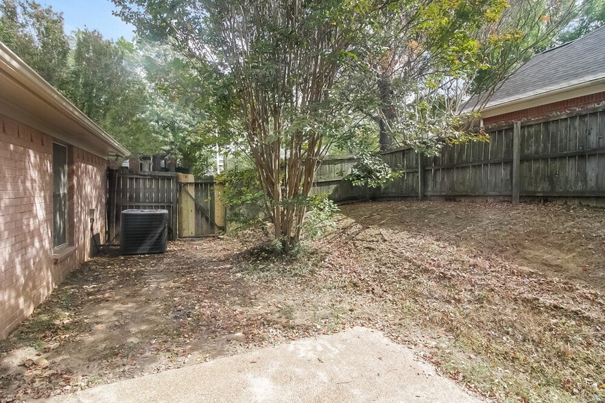 Building Photo - 8731 Oak Trail Ln