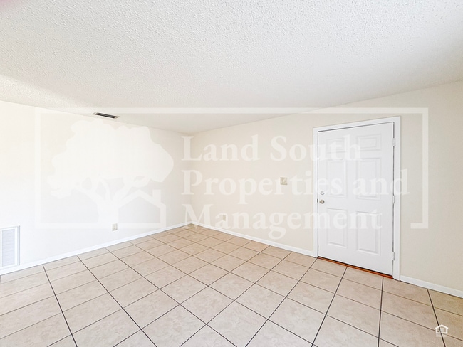 Building Photo - 5842 Charlton Dr