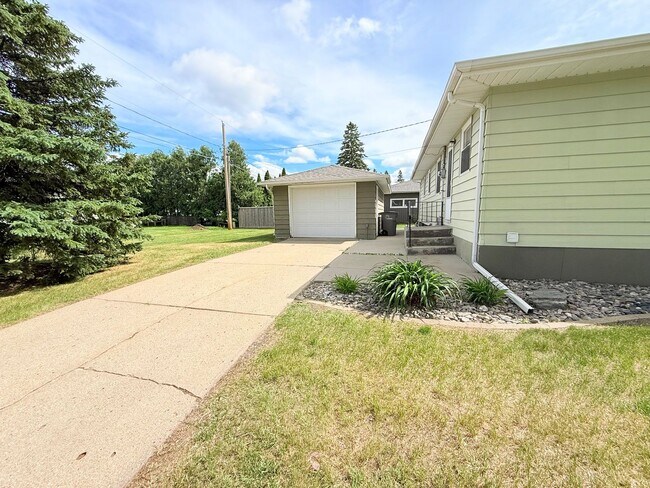 Building Photo - Spacious 4 Bed, 2 Bath Home – Perfect for Families or Roommates