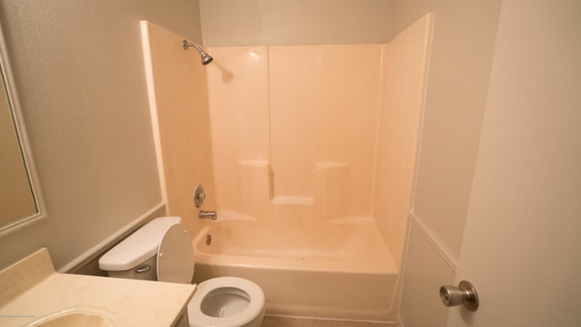 hall bath - 2003 Hardy St