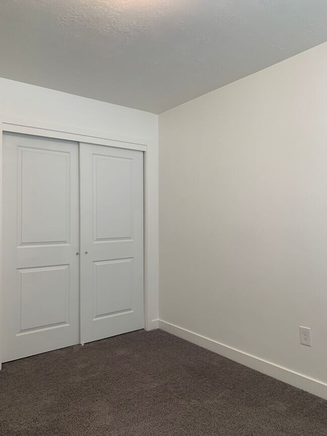 Building Photo - Move In & Get 2 Weeks Free! 3 Bed 2.5 Bath Townhome in West Haven