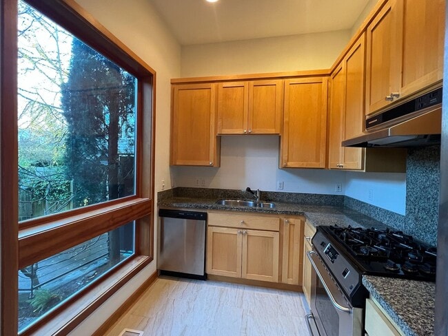Building Photo - AUGUST RENT FREE with LIMITED SHOWINGS AVAILABLE on July 25th! - Gorgeous Townhome Style Condomin...