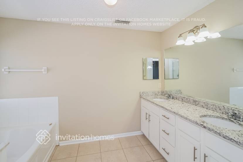 Building Photo - 1656 Hawkins Cove Dr E