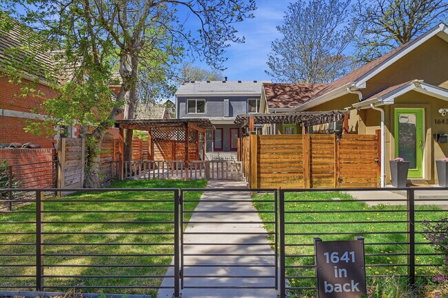 Building Photo - $2,495.95 - 2 Bed, 2 Bath Townhome In Denver with Central AC and In Unit Laundry!