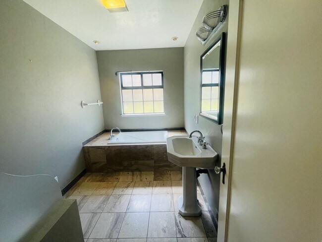 Building Photo - Gorgeous 3bed/2bath home in East Sac