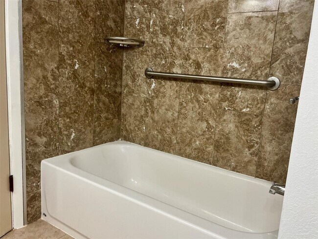 Building Photo - 2005 2nd St N