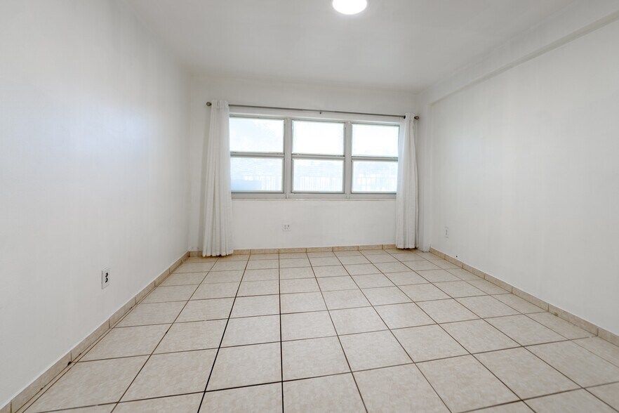 Building Photo - 2225 NE 123rd St