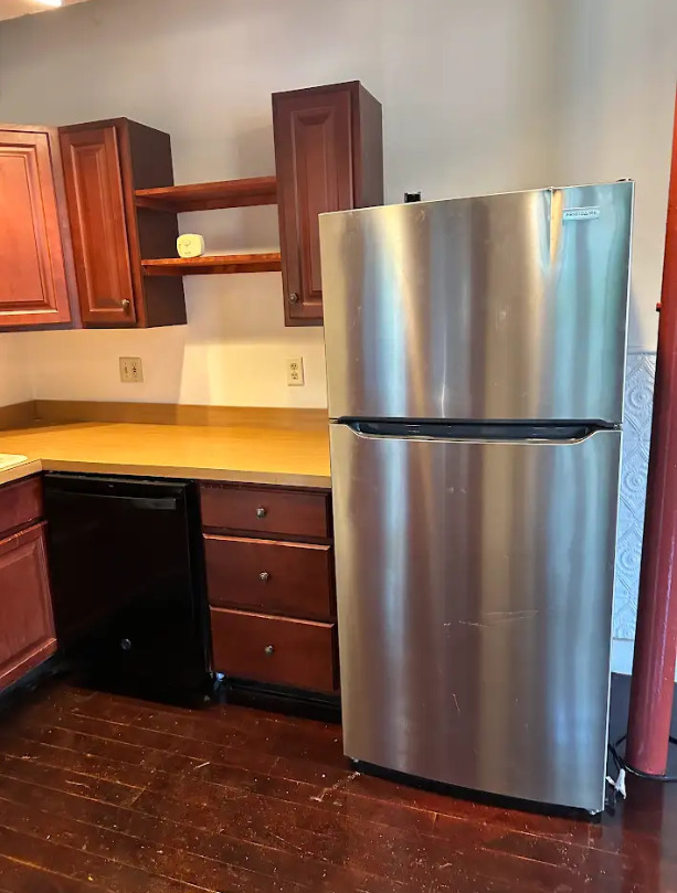 Dishwasher and refrigerator - 37 Union St