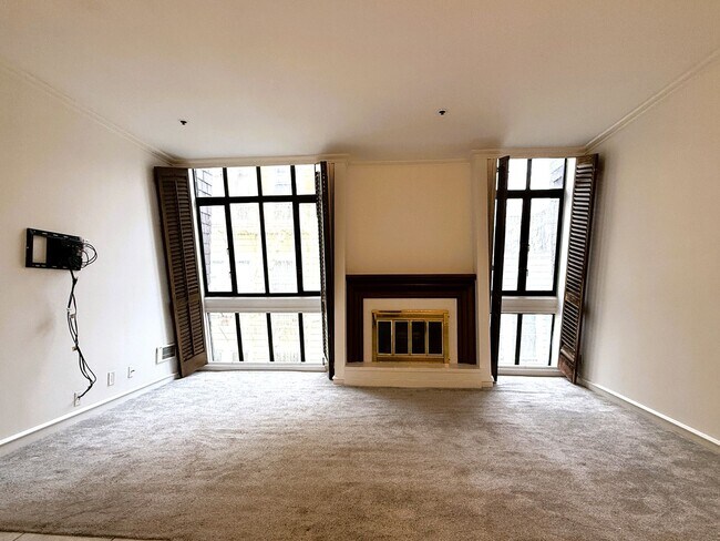 Building Photo - Top Floor Condo in Nob Hill