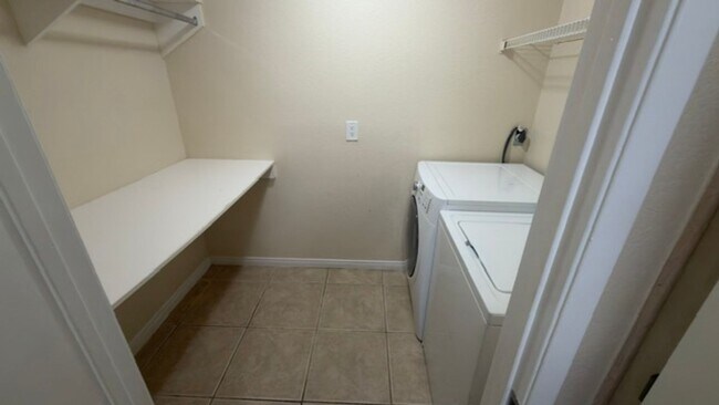 Building Photo - 2 Bedroom Condo!