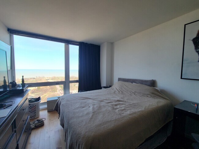 Building Photo - 2400 N Lakeview Ave