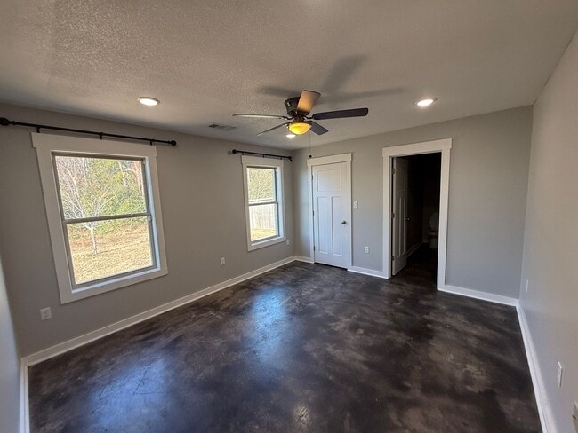 Building Photo - 263 Wolf Den Dr