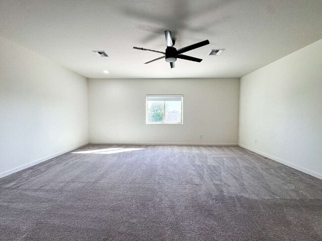 Building Photo - "Spacious 4-Bedroom, 2-Bathroom Home in Yu...