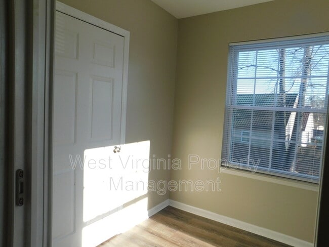 Building Photo - 404 Gatewood Ave