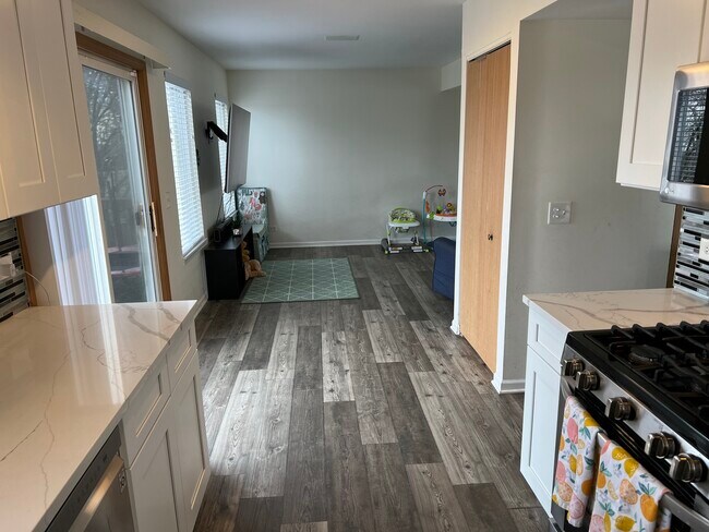 Building Photo - 1327 Fox Chase Dr