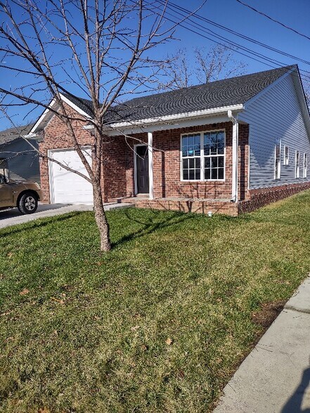 Building Photo - 227 E Oak St