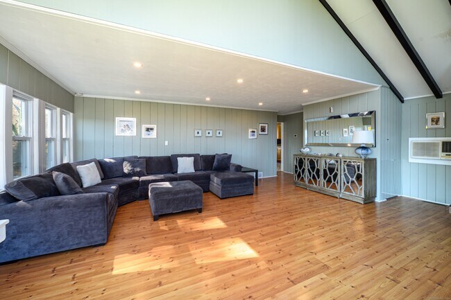 Building Photo - 21 Edge Hill Rd