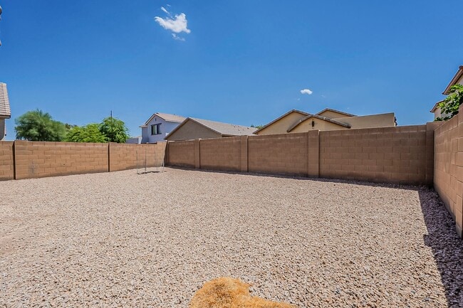 Building Photo - 3 Bed 2 Bath - New Kitchen Appliances\Carp...