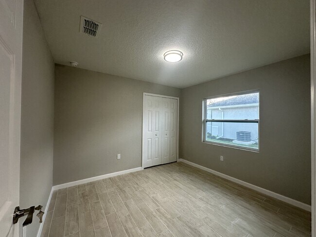 Building Photo - "Experience Cozy Elegance: Spacious 3-Bed,...