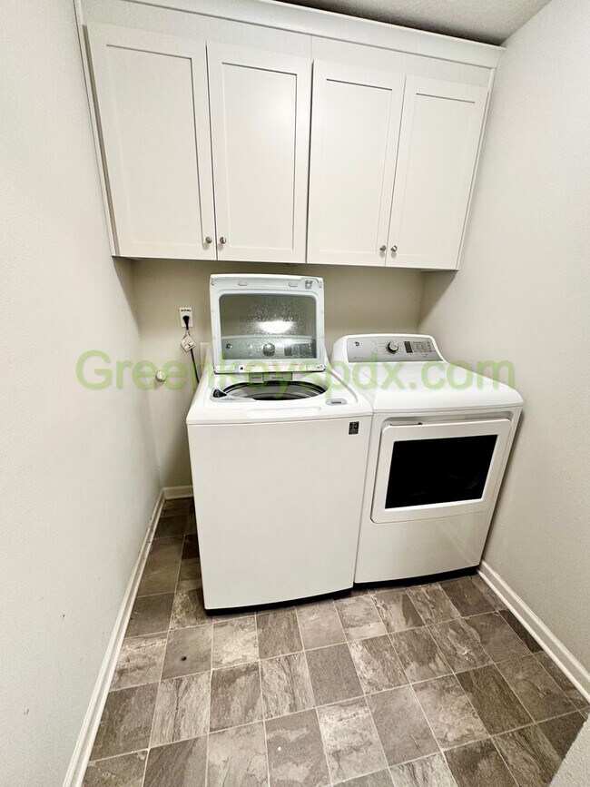 Building Photo - Amazing 2,306-square-foot house in Wood Village