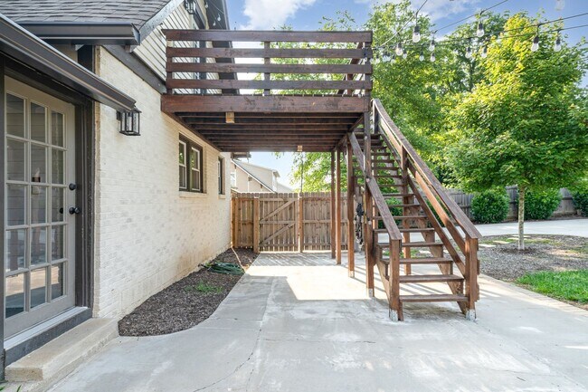 Building Photo - Charming Renovated East Nashville Home wit...