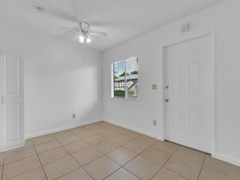 Building Photo - 4617 Bayshore Dr