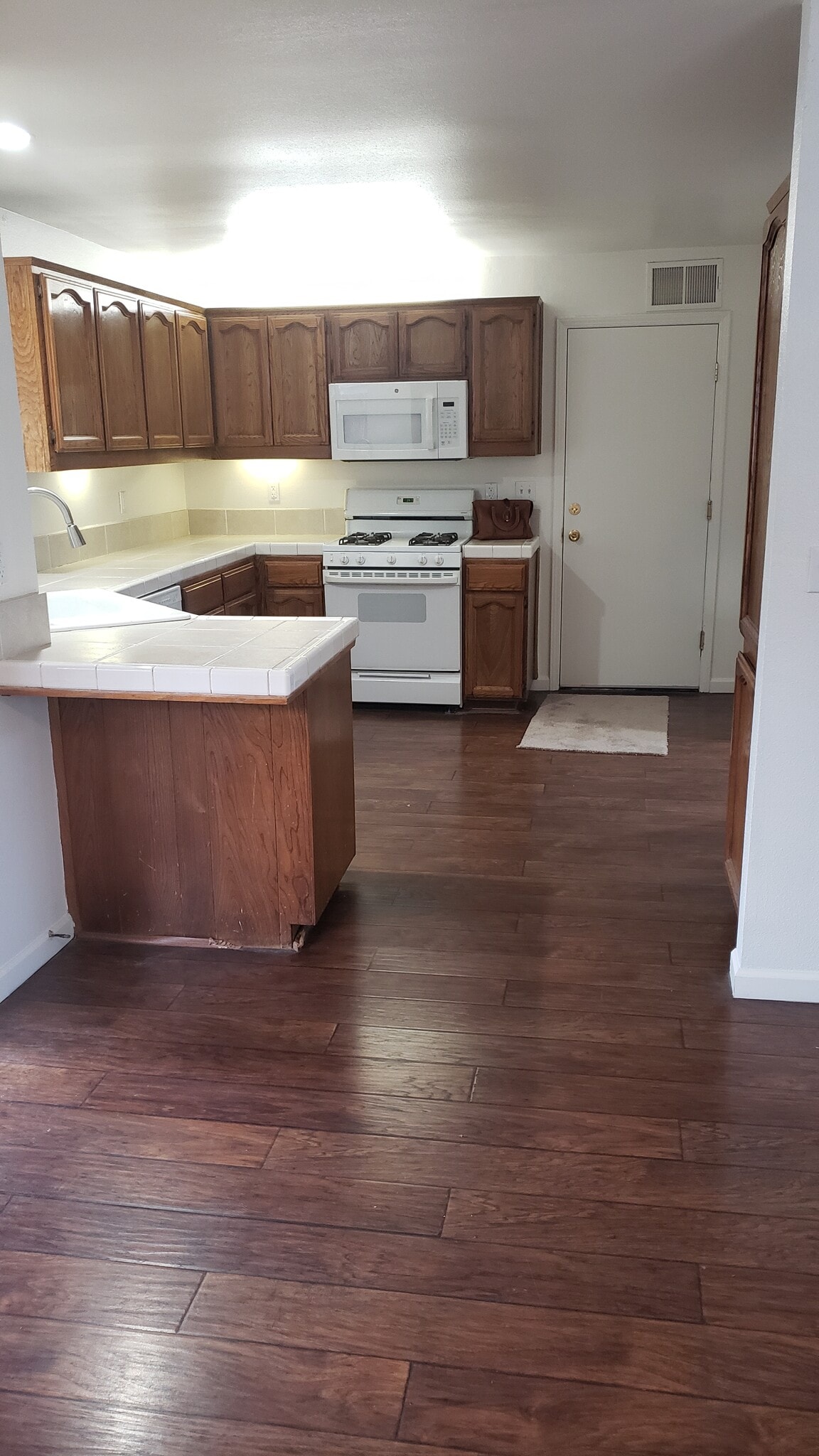 Building Photo - 2329 N Clark St