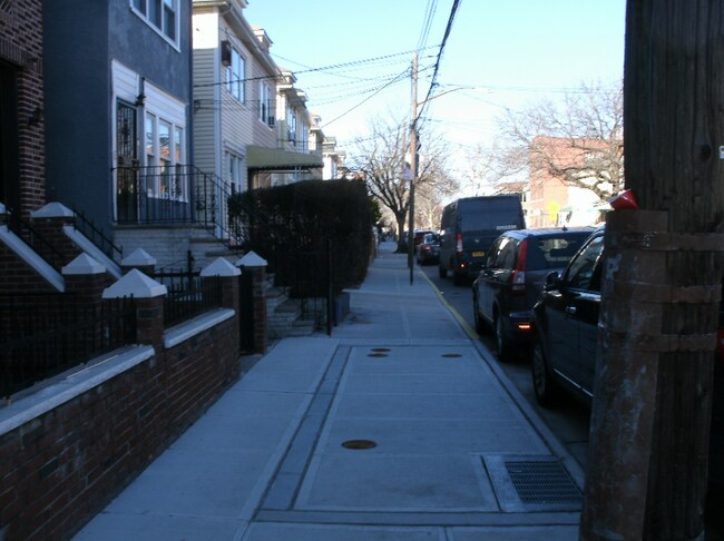 Building Photo - 400 E 45th St