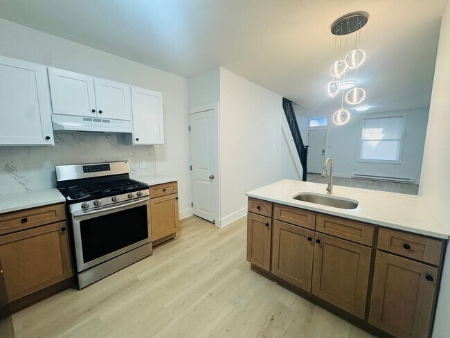 Building Photo - Refreshed 3bd/1bath House! Section 8 ONLY!