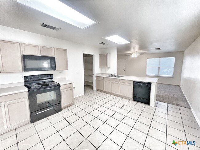 Building Photo - 236 Alves Ln