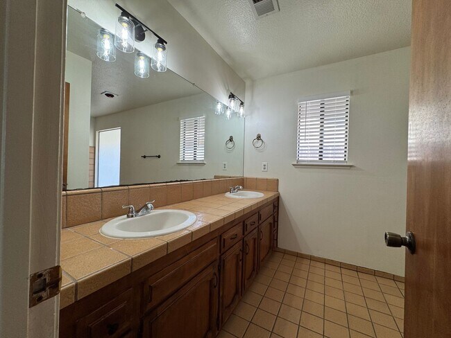 Building Photo - 657 W Escalon Ave