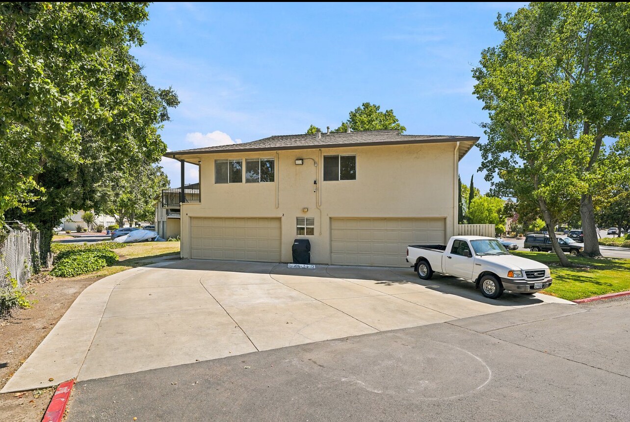 Building Photo - 1005 Mohr Ln