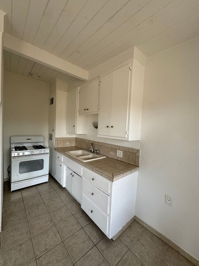 Building Photo - Comfortable 1-Bedroom in Gardena with Park...