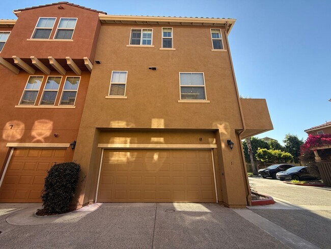 Building Photo - Tri-level 3-bedroom 3-bathroom townhouse located in Chula Vista, CA