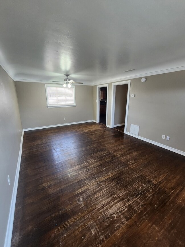 Building Photo - 3 bed 1 bath home, move in ready!