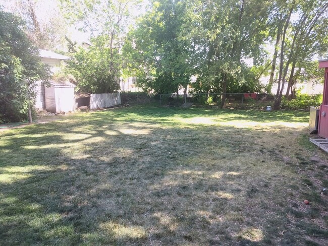 Building Photo - Charming 2-Bedroom Upper Duplex Unit in Ogden!