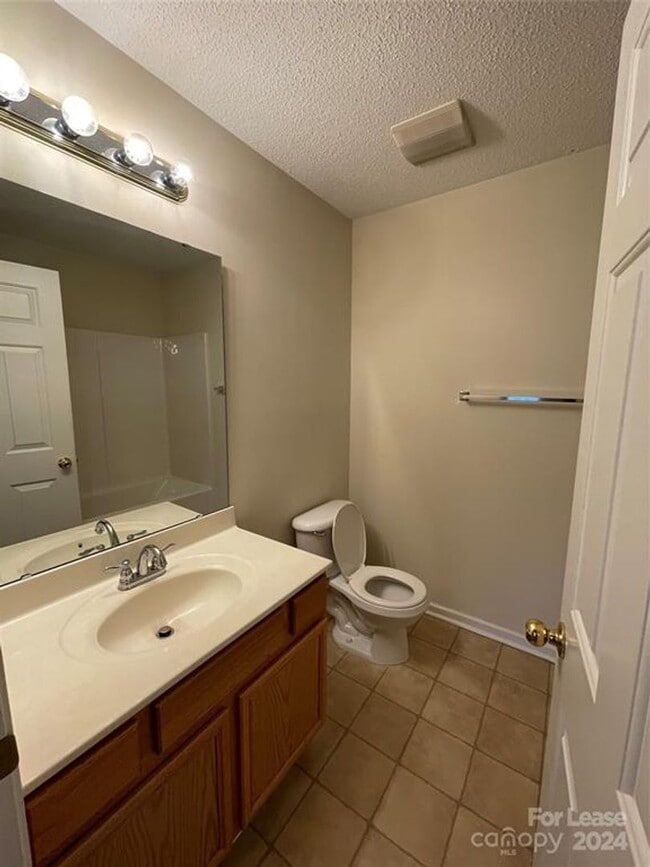 Building Photo - Spacious 2BR 2BA Townhome In Prime Location!