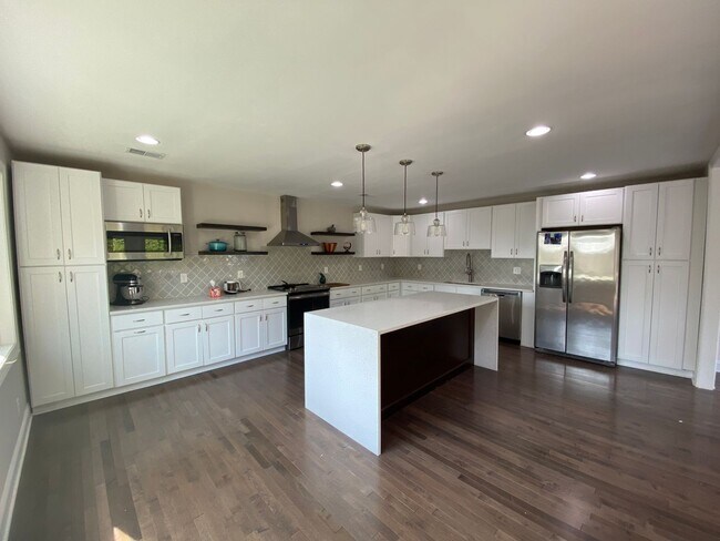 Building Photo - Spacious 5Bed/3.5Bath Townhome in Prime To...