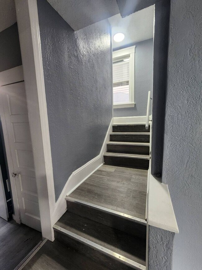 Building Photo - Charming 3-Bedroom Property in Prime Location