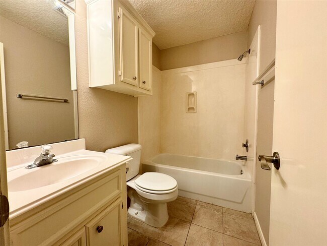 Building Photo - 4006 Hunnington Dr