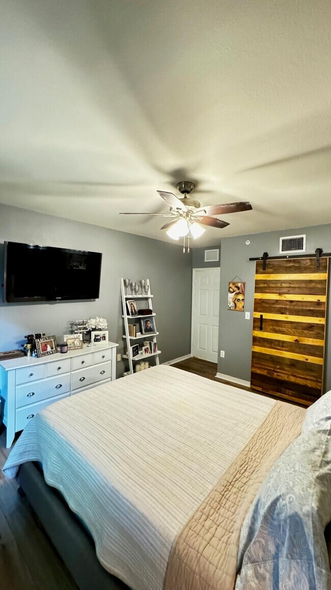 Building Photo - 6475 Emerald Dunes Dr
