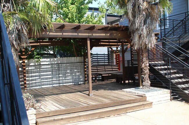 Building Photo - Classic Spacious One-Bedroom at Hyde Park ...