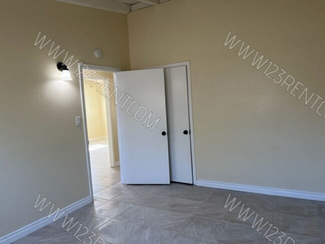 Building Photo - WEST LANCASTER 2BD/1BTH DUPLEX w/ BACKYARD